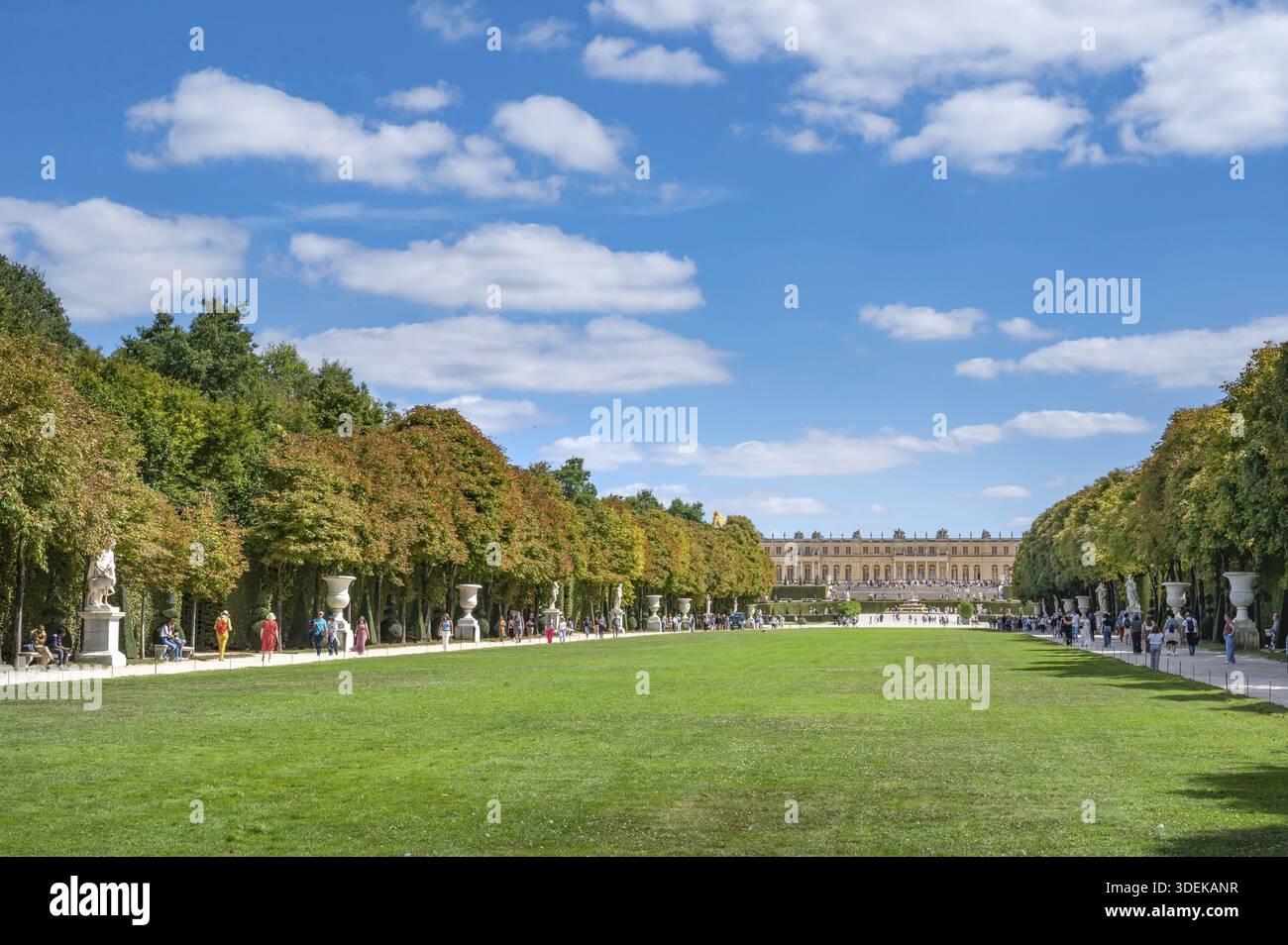 L'innalzamento del prato terrapieno delle terrazze Latona con le loro statue di marmo bianco, incastonate nel giardino architettonico di Andre le Notre di fronte Foto Stock