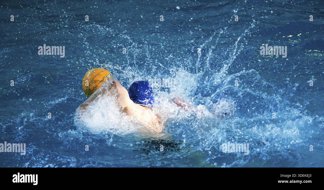 I giovani giocano a pallanuoto in piscina Foto Stock