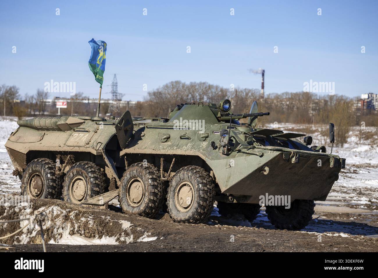 San Pietroburgo, Russia - 27 marzo 2022: Corazzato portatore personale BTR-80 presso la gamma di carri armati. Parco militare atterraggio in acciaio a Krasnoye Selo Foto Stock