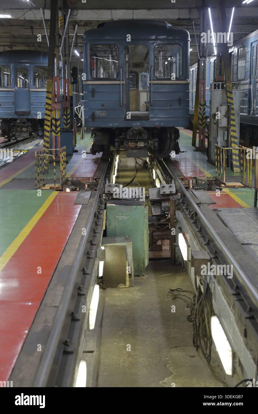 Mosca, Russia - 27 settembre 2019: All'interno del deposito elettrico di Kaluzhskoye per la manutenzione e la riparazione di treni passeggeri e automobili della città si è riunito Foto Stock