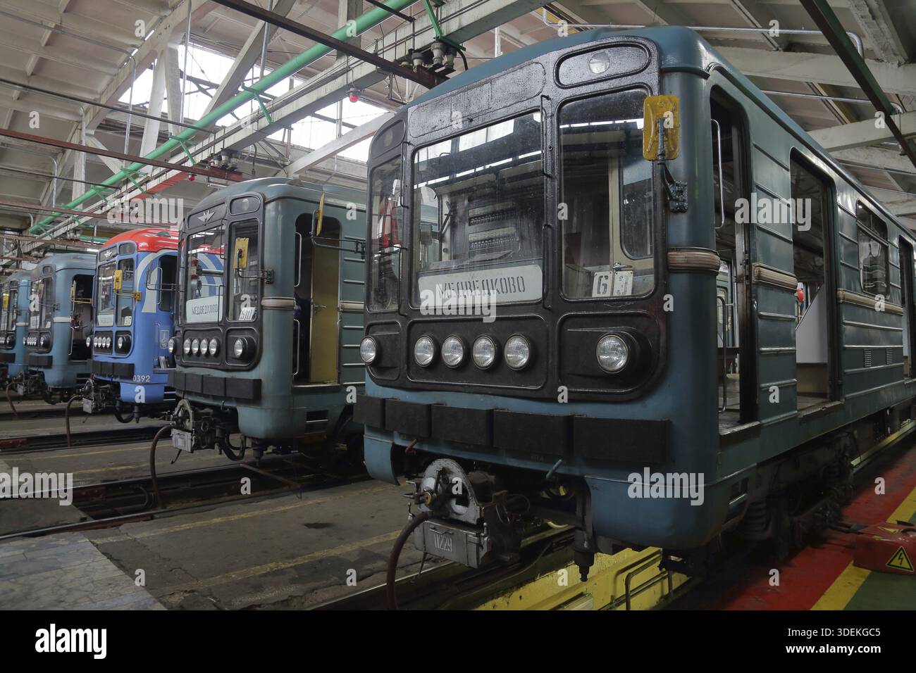 Mosca, Russia - 27 settembre 2019: All'interno del deposito elettrico di Kaluzhskoye per la manutenzione e la riparazione di treni passeggeri e automobili della città si è riunito Foto Stock