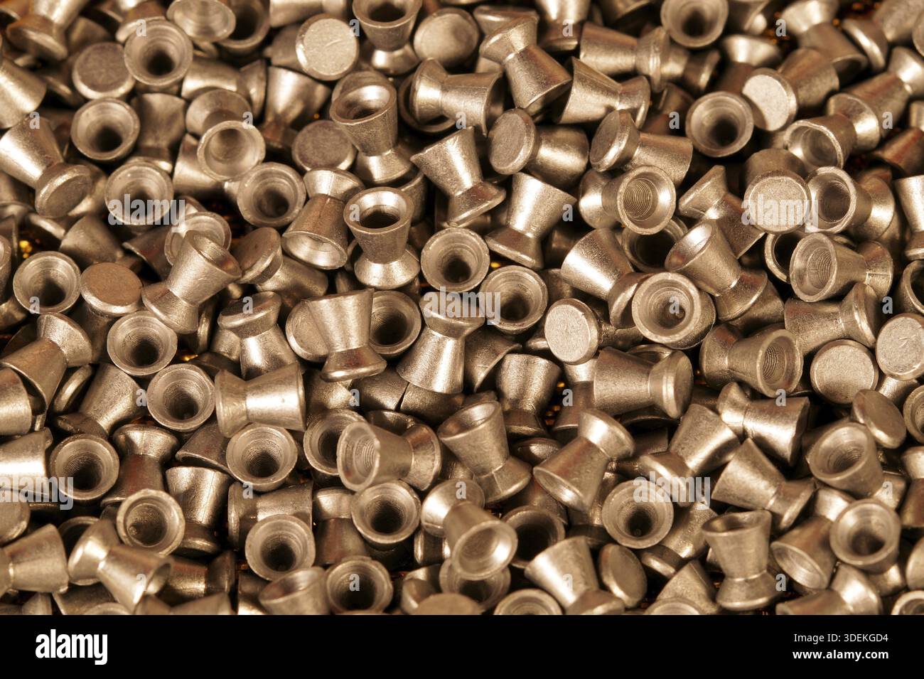 Pellet di pistola ad aria al piombo dorato primo piano, selezione di pellet di un fucile Air. Primo piano. background di controllo delle armi. Concetto di scatto, Foto Stock