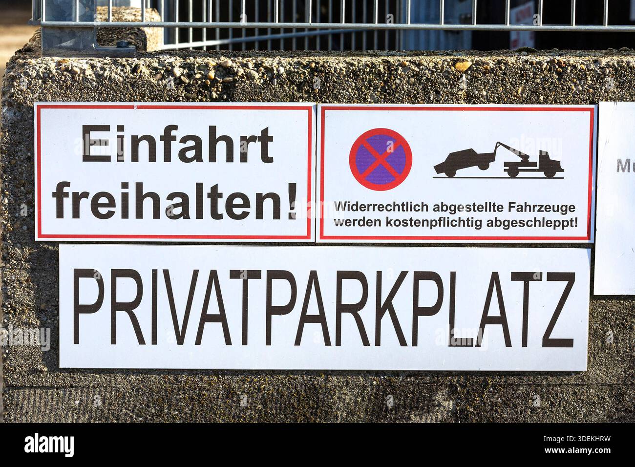 Privatparkplatz // Parcheggio privato - 20251230 PD6957 Foto Stock