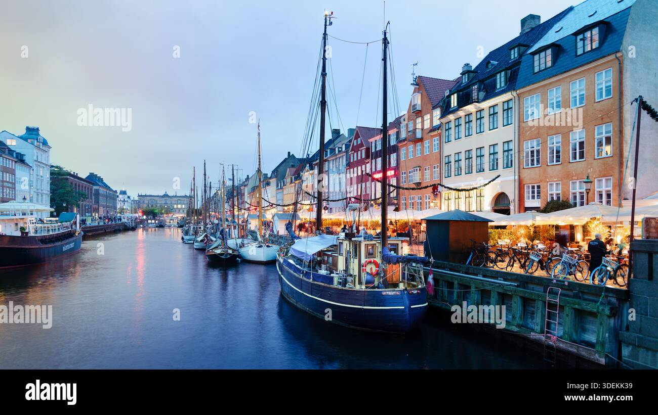 Copenhagen, Danimarca - Nyhaven quayside al crepuscolo Foto Stock