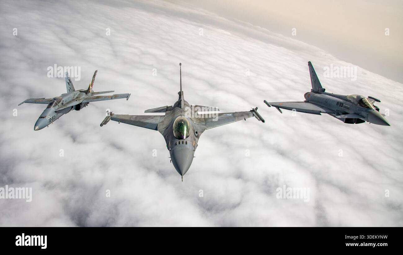 L'Eurofighter EF-2000 Typhoon S dell'aeronautica militare spagnola, immatricolazioni C16-25 e C.16-33, codice militare 11-33, seriali SS005/1079 e SS014, Ala 11, è un caccia multiruolo bimotore equipaggiato con motori turbofan Eurojet EJ200 afterburn. Opera a fianco dei greci F-16CJ Fighting Falcons e degli spagnoli EF-18A Hornets, registrazione C15-34, codice militare 12-50, seriale 638/A530, Ala 12. Questi velivoli eseguono formazioni aria-aria, esposizioni artistiche di coda e manovre aeree al Festival Aéreo Internacional AIRE 25, San Javier Airshow 2025. Foto Stock