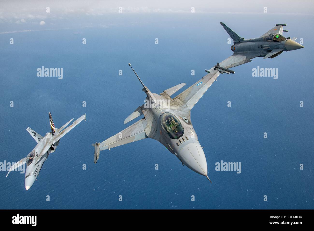 L'Eurofighter EF-2000 Typhoon S dell'aeronautica spagnola, immatricolazioni C16-25 e C.16-33, codice militare 11-33, seriali SS005/1079 e SS014 di Ala 11, opera a fianco degli F-16CJ Fighting Falcons e degli EF-18A Hornets. Inoltre, sono presenti calabroni EF-18A con registrazione C15-34, codice militare 12-50, seriale 638/A530, Ala 12. Gli aerei sono dotati di due motori turbofan Eurojet EJ200, funzionalità multiruolo, avionica avanzata e eseguono formazioni aria-aria, dimostrando arte della coda al Festival Aéreo Internacional AIRE 25, San Javier Airshow 2025. Foto Stock