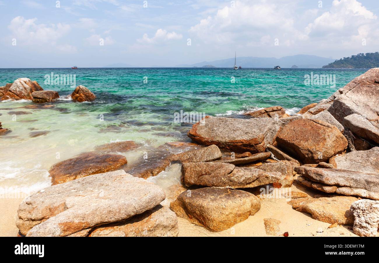 Spiaggia tropicale rocciosa a Koh Lipe, Thailandia, affacciata sul Mare delle Andamane. Foto Stock