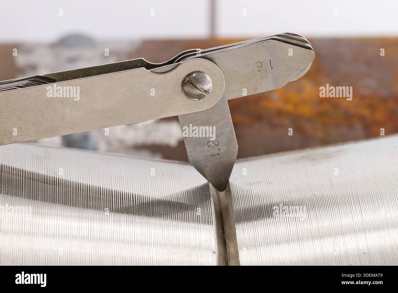 Utilizzo di strumenti di misurazione visiva di controllo per verificare la correttezza dei collegamenti dei dettagli delle tubazioni Foto Stock