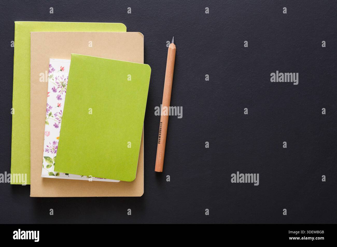 Mockup con un set di diversi notebook colorati Foto Stock