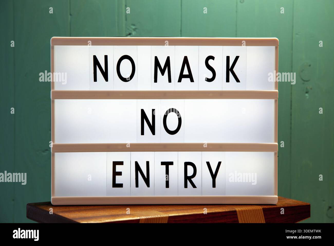 Maschera Covid-19 obbligatoria per entrare nei negozi . NON FIRMARE NESSUNA MASCHERA E NON INSERIRE DATI in negozio. La copertura del viso è obbligatoria quando si fa shopping fuori casa. Coronavirus Foto Stock