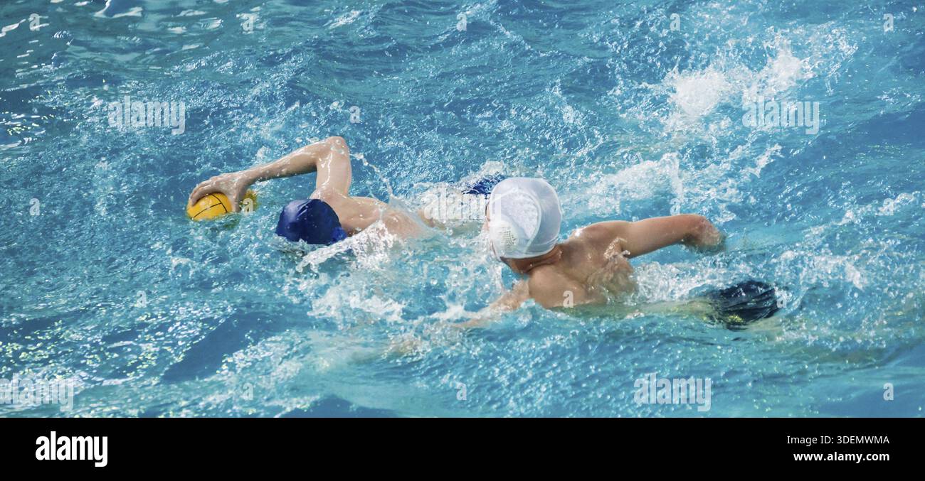 I giovani giocano a pallanuoto in piscina Foto Stock