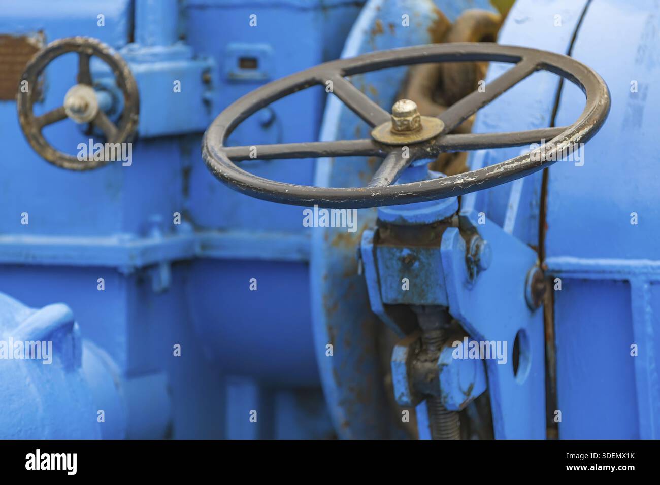 Vecchia valvola industriale in ferro del sistema di tubazioni dell'industria del gas e del petrolio Foto Stock