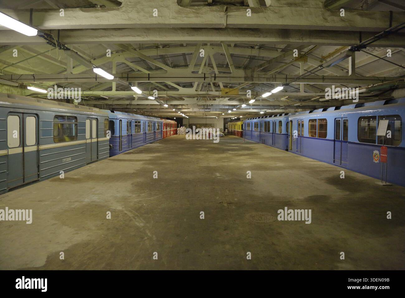 Mosca, Russia - 27 settembre 2019: All'interno del deposito elettrico di Kaluzhskoye per la manutenzione e la riparazione di treni passeggeri e automobili della città si è riunito Foto Stock