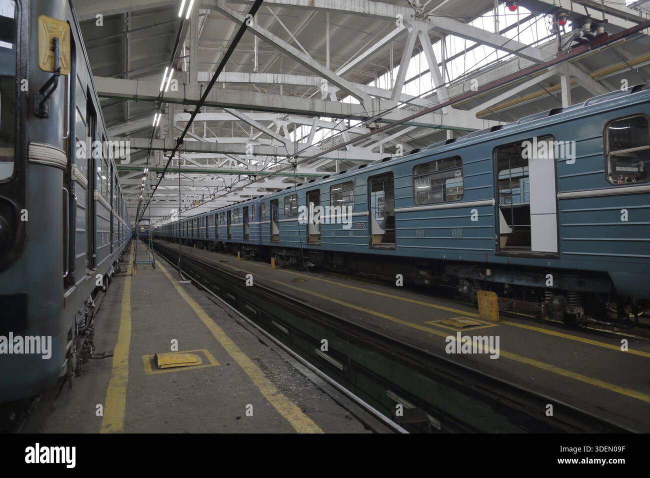 Mosca, Russia - 27 settembre 2019: All'interno del deposito elettrico di Kaluzhskoye per la manutenzione e la riparazione di treni passeggeri e automobili della città si è riunito Foto Stock