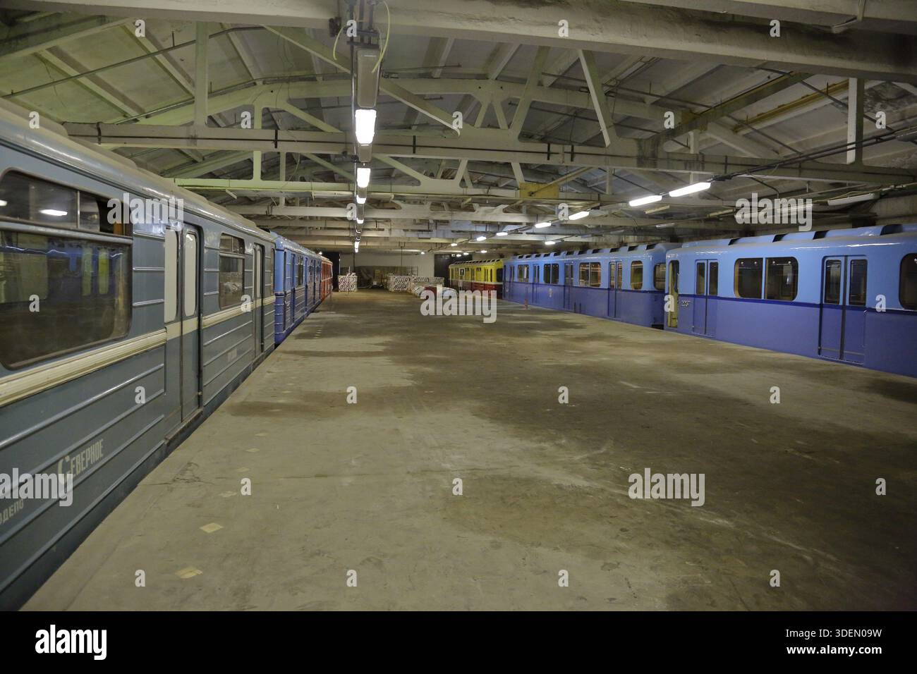 Mosca, Russia - 27 settembre 2019: All'interno del deposito elettrico di Kaluzhskoye per la manutenzione e la riparazione di treni passeggeri e automobili della città si è riunito Foto Stock