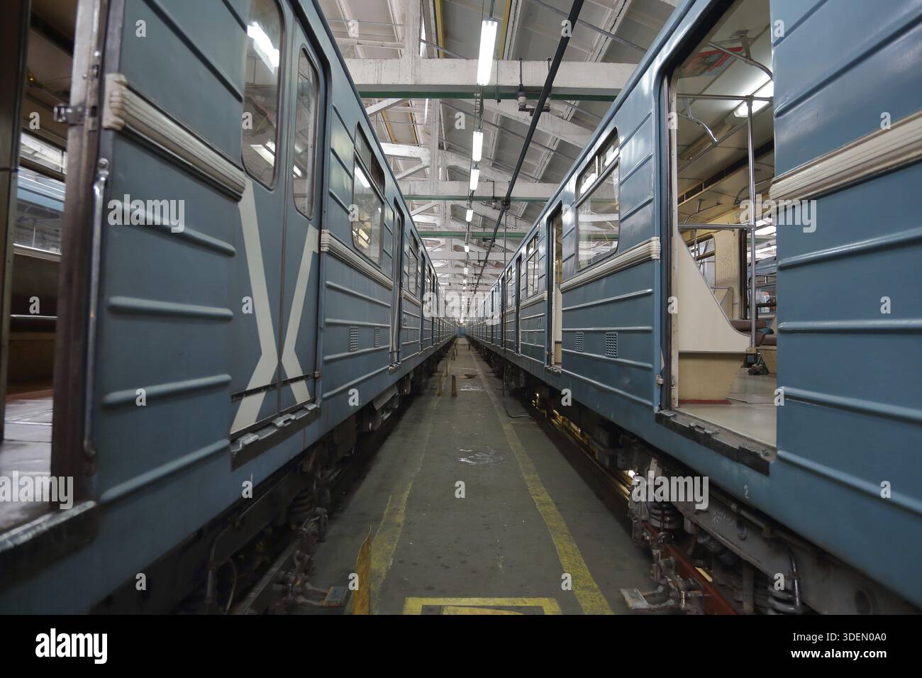 Mosca, Russia - 27 settembre 2019: All'interno del deposito elettrico di Kaluzhskoye per la manutenzione e la riparazione di treni passeggeri e automobili della città si è riunito Foto Stock