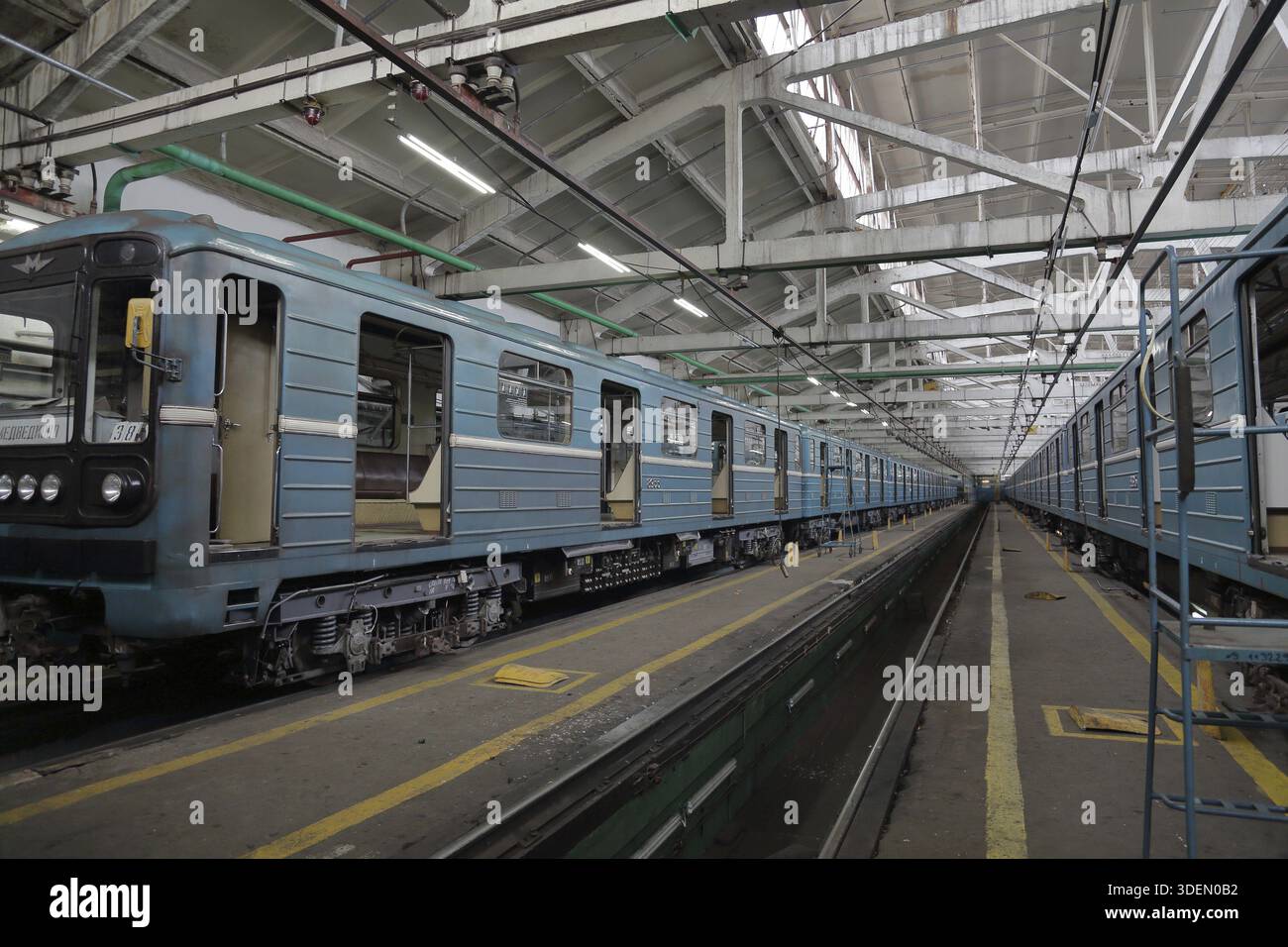 Mosca, Russia - 27 settembre 2019: All'interno del deposito elettrico di Kaluzhskoye per la manutenzione e la riparazione di treni passeggeri e automobili della città si è riunito Foto Stock