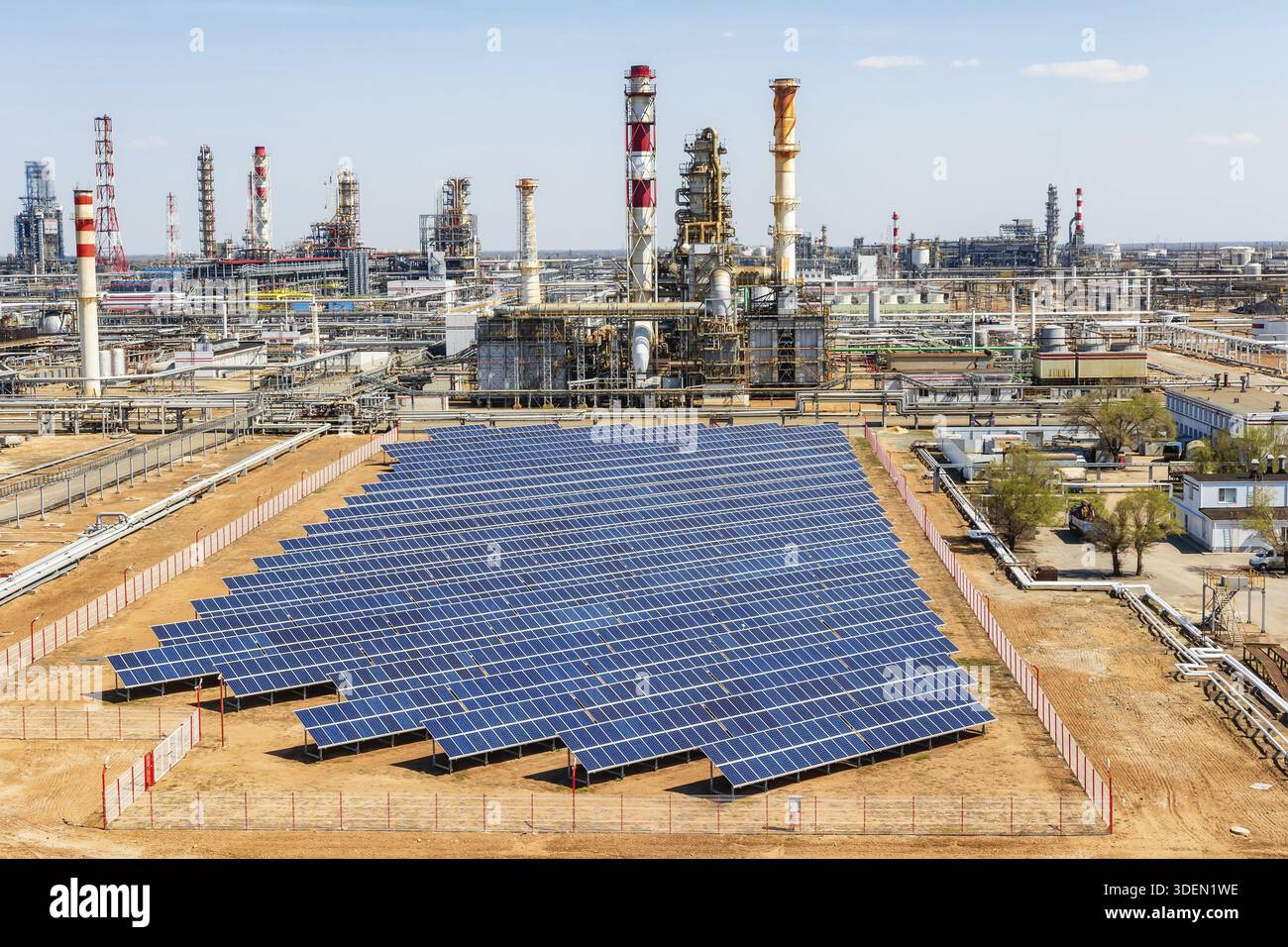 Pannelli solari installati sul territorio del complesso petrolchimico per soddisfare il fabbisogno di energia elettrica dell'impianto Foto Stock
