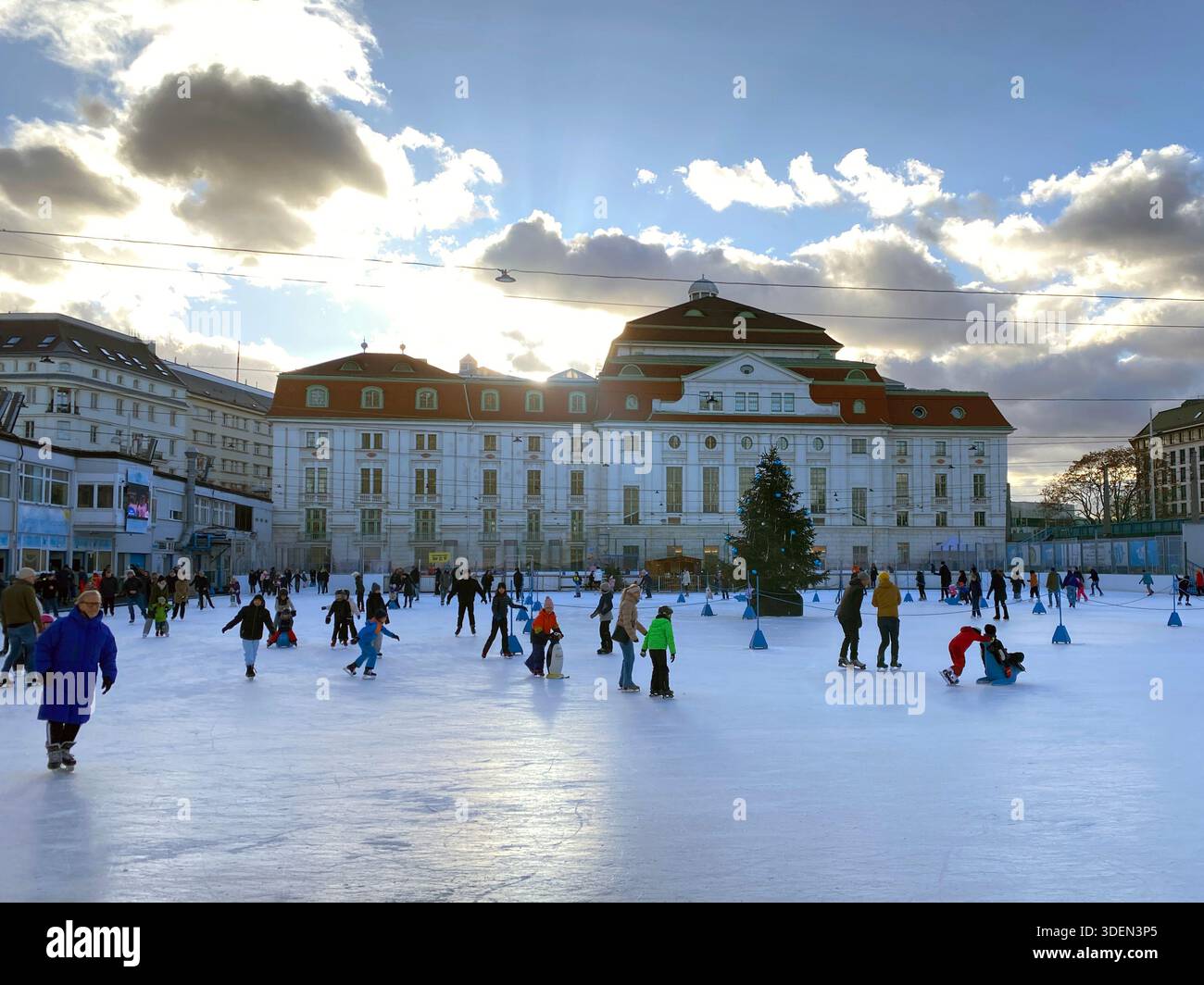 Pattinaggio su ghiaccio presso la pista Wiener Eislauf-Verein (WEV) Vienna Ice Skating Club, Vienna, Austria. - Immagine stock catturata con smartphone