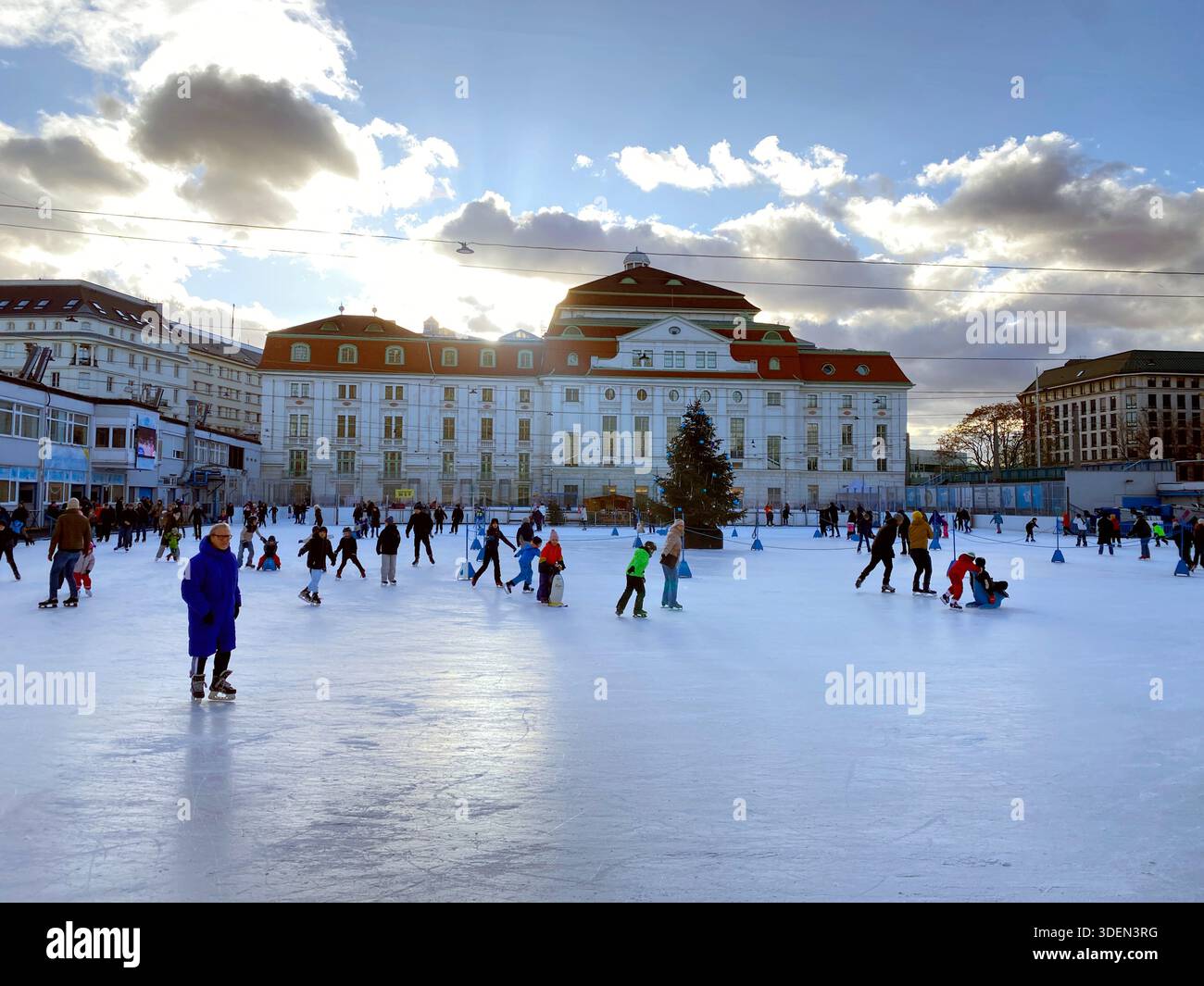 Pattinaggio su ghiaccio presso la pista Wiener Eislauf-Verein (WEV) Vienna Ice Skating Club, Vienna, Austria. - Immagine stock catturata con smartphone