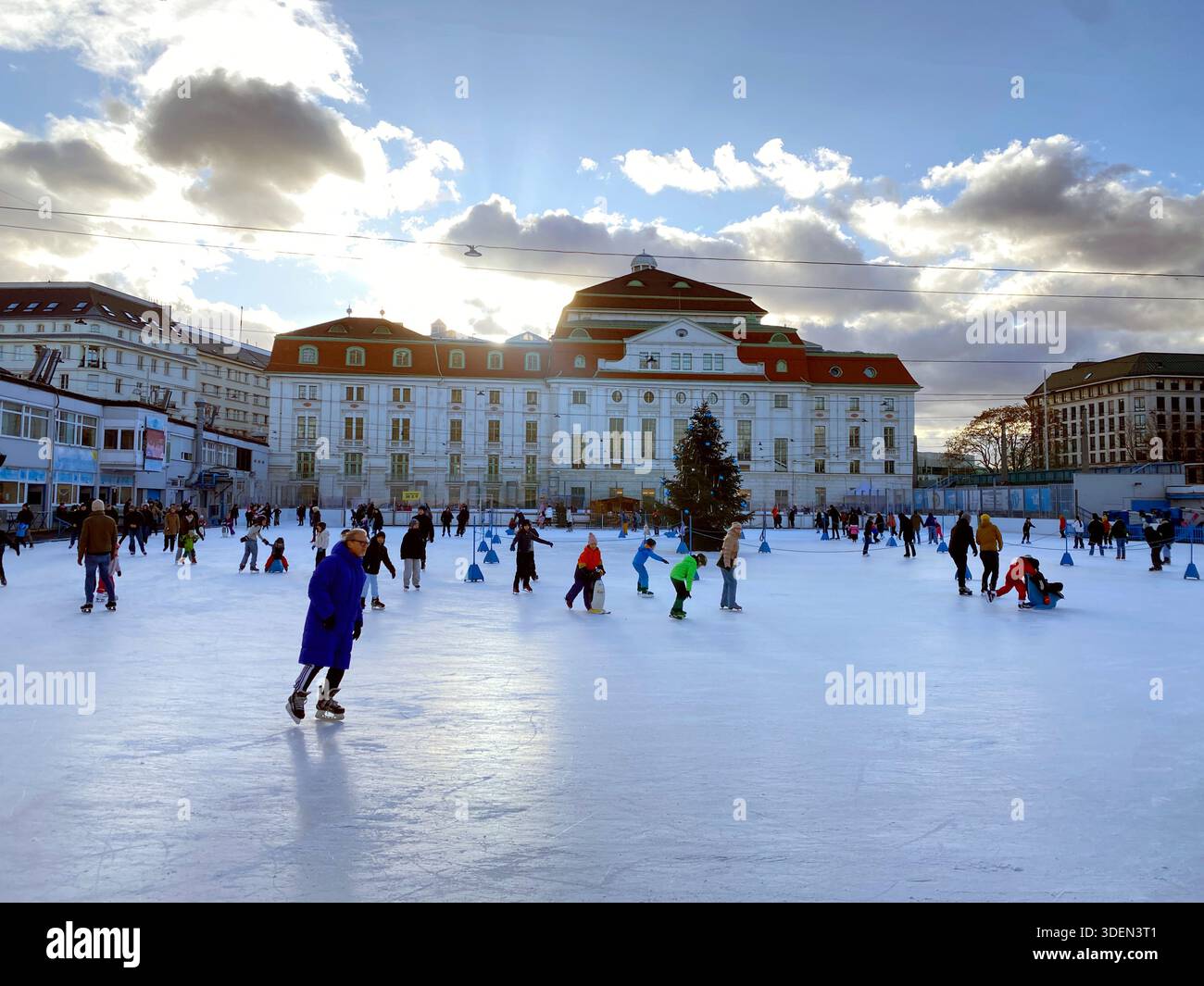 Pattinaggio su ghiaccio presso la pista Wiener Eislauf-Verein (WEV) Vienna Ice Skating Club, Vienna, Austria. - Immagine stock catturata con smartphone
