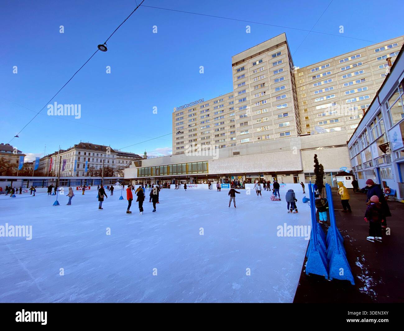 Pattinaggio su ghiaccio presso la pista Wiener Eislauf-Verein (WEV) Vienna Ice Skating Club, Vienna, Austria. - Immagine stock catturata con smartphone