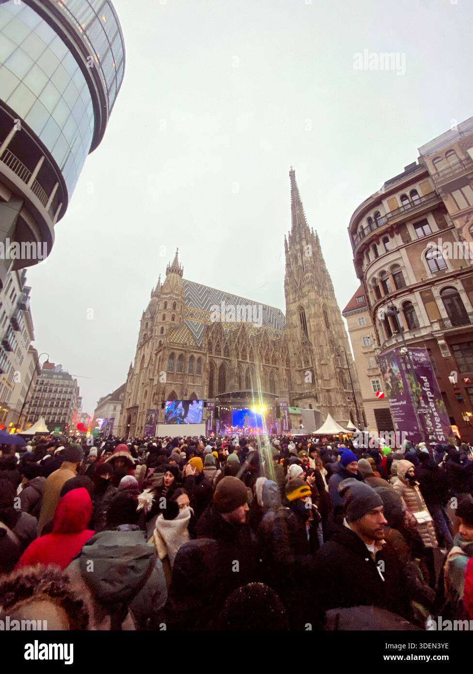 Folla di Capodanno, Vienna, Austria. - Immagine stock catturata con smartphone