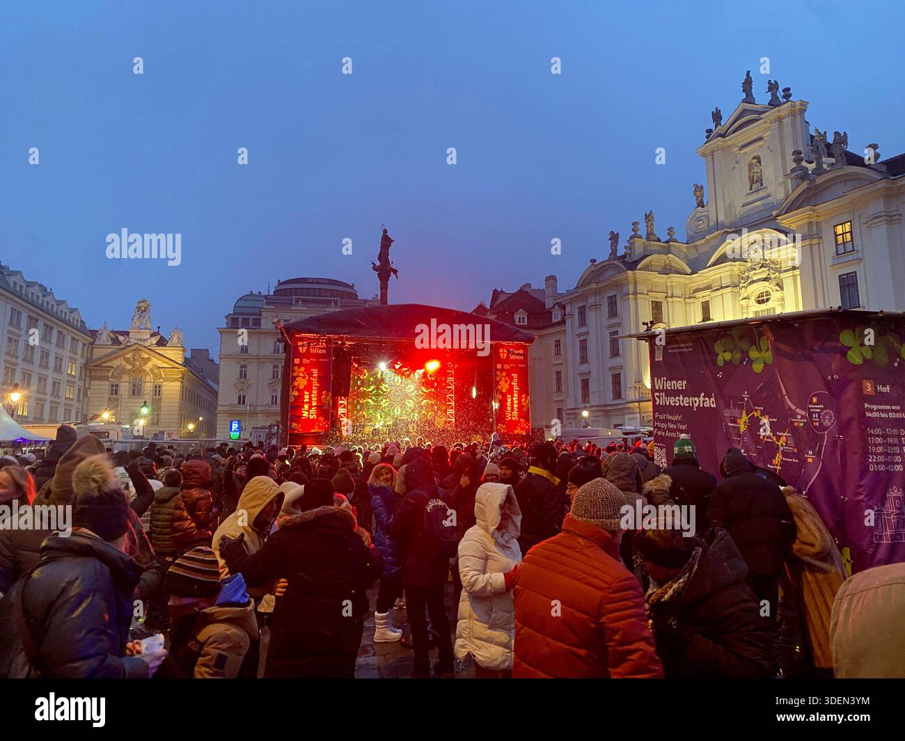 Folla di Capodanno, Vienna, Austria. - Immagine stock catturata con smartphone