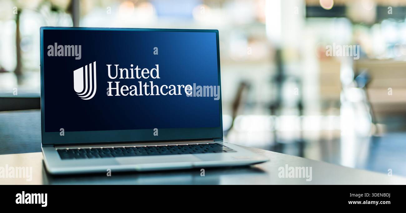 POZNAN, POL - APR 03, 2025: Computer portatile che mostra il logo di UnitedHealthcare, una compagnia assicurativa e di assistenza gestita Foto Stock