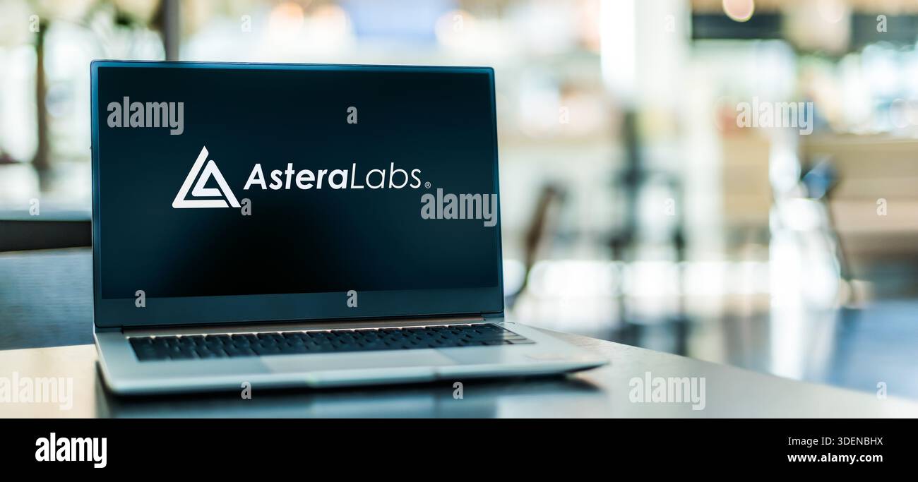 POZNAN, POL - novembre 25, 2025: Laptop computer displaying logo di Astera Labs, Inc., un produttore americano di semiconduttori senza fiaba e intell artificiale Foto Stock