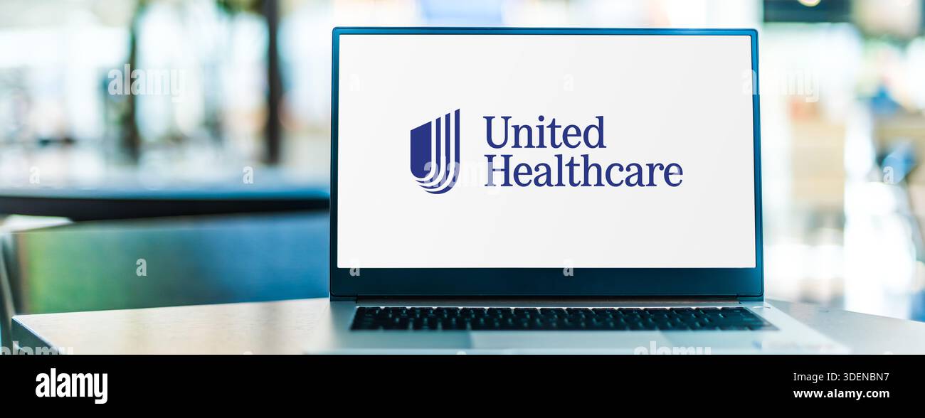 POZNAN, POL - APR 03, 2025: Computer portatile che mostra il logo di UnitedHealthcare, una compagnia assicurativa e di assistenza gestita Foto Stock