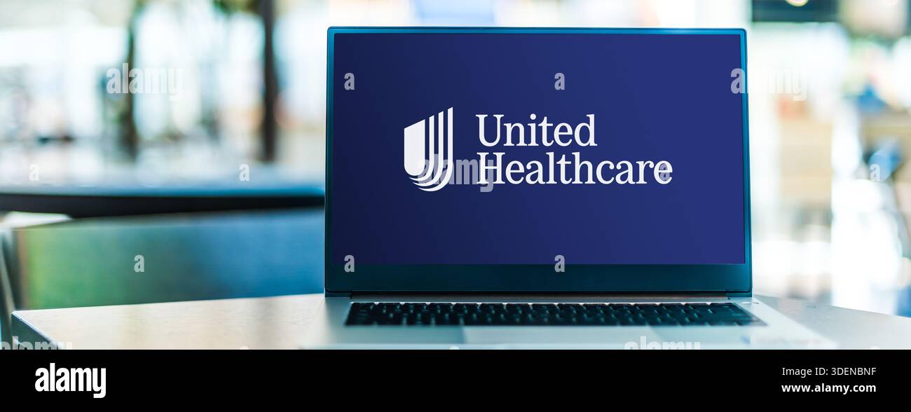 POZNAN, POL - APR 03, 2025: Computer portatile che mostra il logo di UnitedHealthcare, una compagnia assicurativa e di assistenza gestita Foto Stock