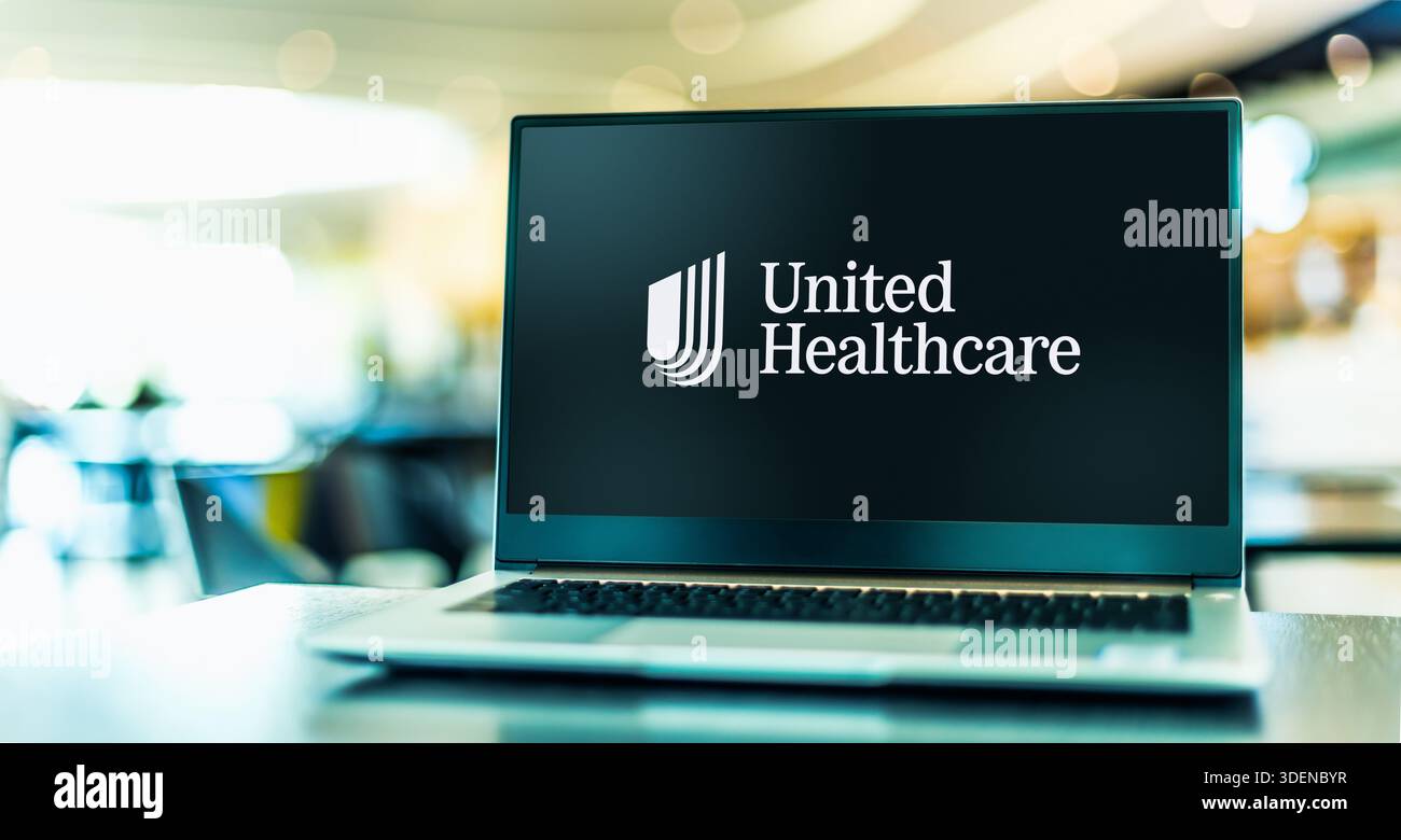 POZNAN, POL - APR 03, 2025: Computer portatile che mostra il logo di UnitedHealthcare, una compagnia assicurativa e di assistenza gestita Foto Stock