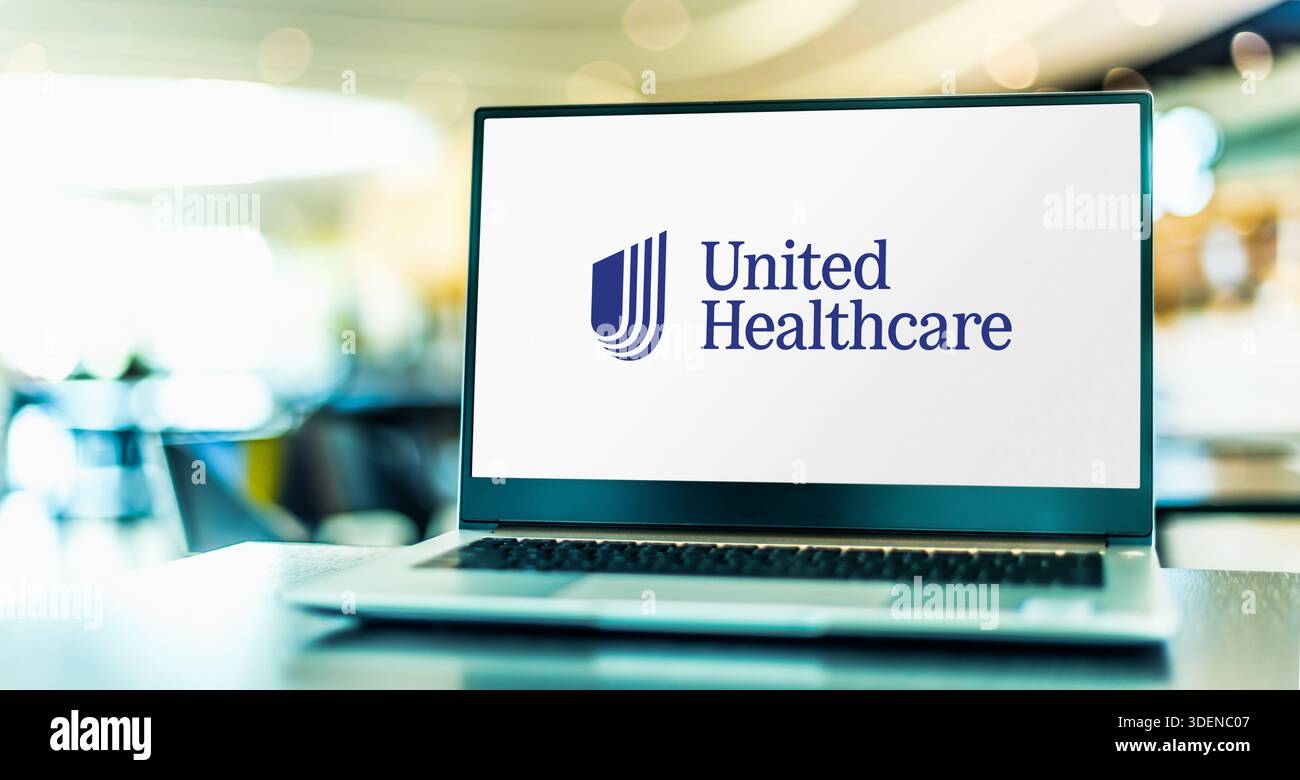 POZNAN, POL - APR 03, 2025: Computer portatile che mostra il logo di UnitedHealthcare, una compagnia assicurativa e di assistenza gestita Foto Stock