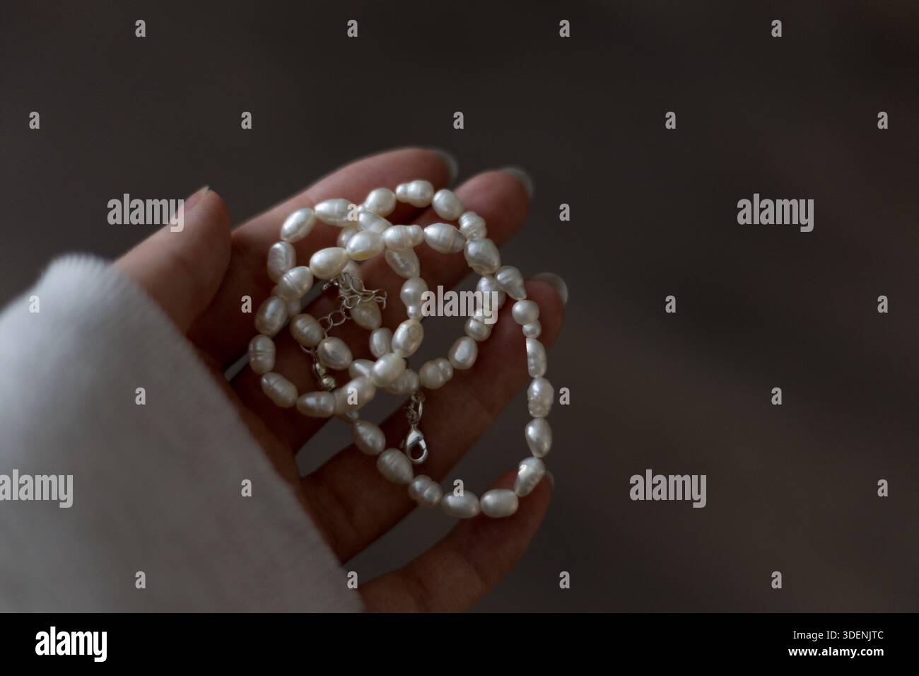 Donna elegante con collana di perle naturali Foto Stock