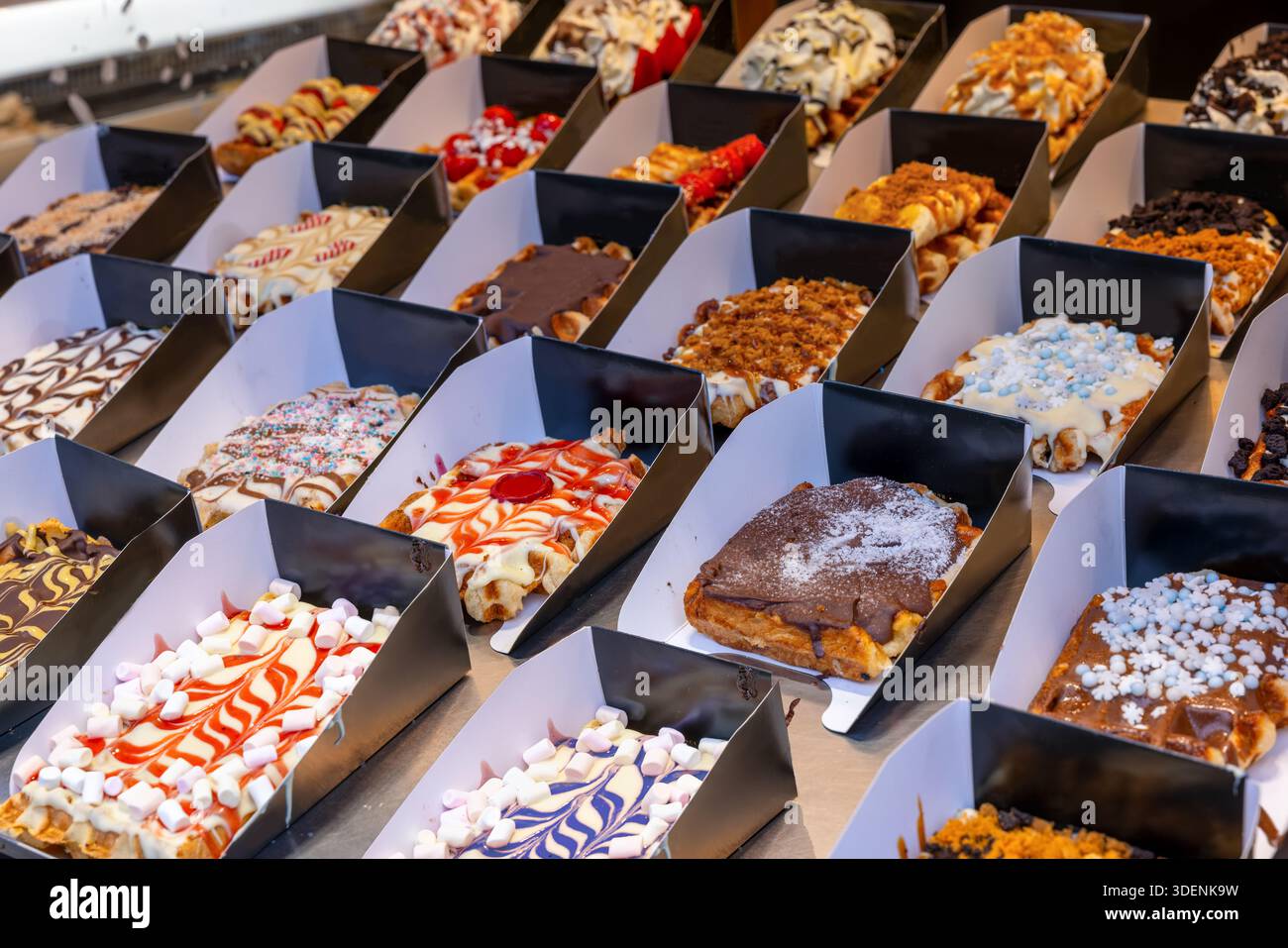 Deliziosi waffle in Belgio, torte morbide con crema al cioccolato e frutta a Bruxelles, una prelibatezza locale Foto Stock