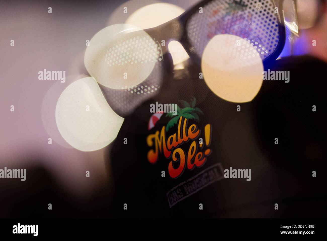 Duisburg, Germania. 8 gennaio 2026. Gli articoli di merchandising con il logo del musical saranno in vendita alla prima del musical di Maiorca "Malle Olé - Das Musical, das ballert!" Al Theater am Marientor. Crediti: Rolf Vennenbernd/dpa/Alamy Live News Foto Stock