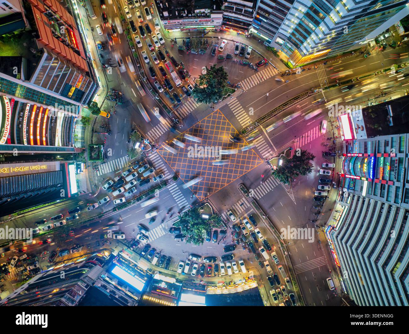 Vista aerea delle strade della città attraversate da ruscelli di luci sfocate, incorniciate da edifici torreggianti, Dhaka, Dhaka Division, Bangladesh. Foto Stock