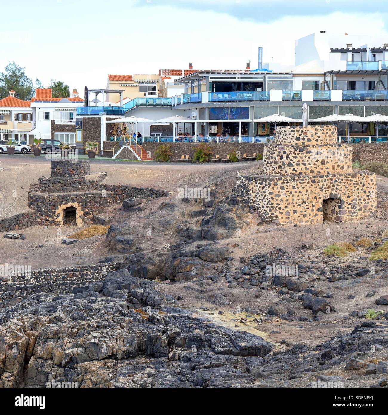 Vecchi forni di calce in disuso conservati a El Cotillo, Fuerteventura, Isole Canarie, Spagna Foto Stock