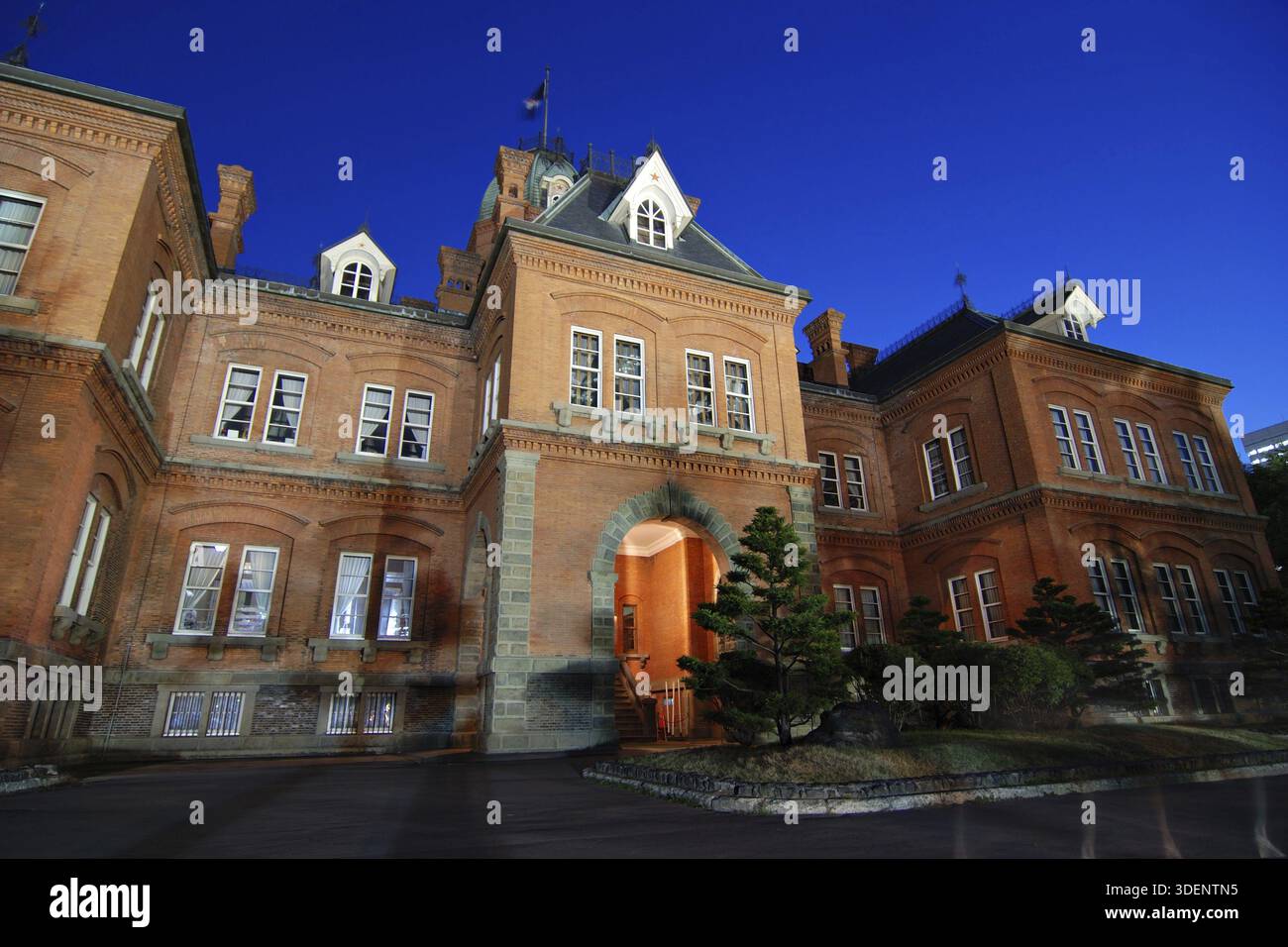 Edificio storico di Sapporo di governo al crepuscolo del tempo estivo con illuminazione notturna, Hokkaido, Giappone Foto Stock