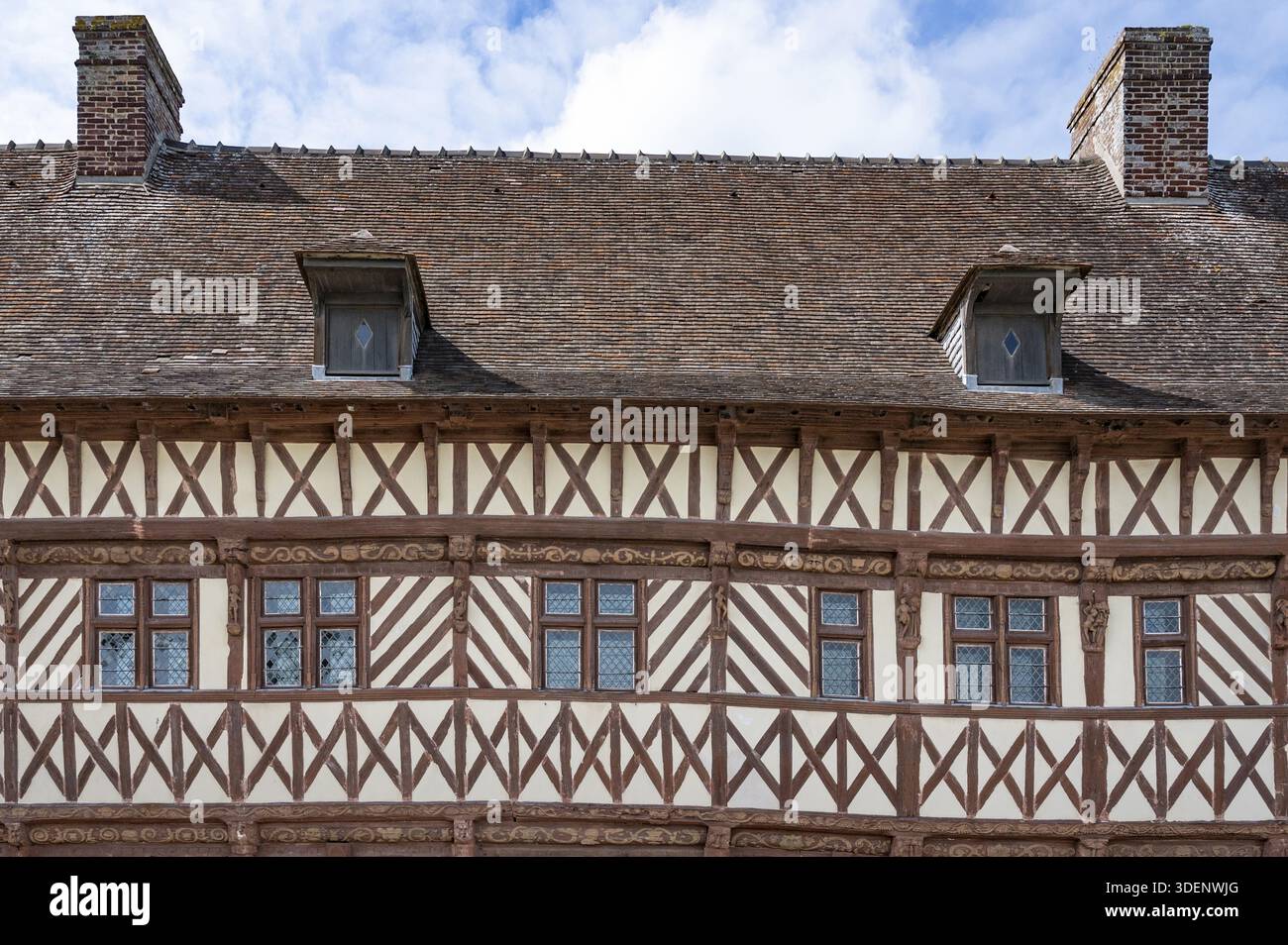 Vista dettagliata della facciata storica della Maison Henri IV, un'importante casa rinascimentale per metà in legno del 1540 con intagli in legno ornati, Sant'Andrea Foto Stock