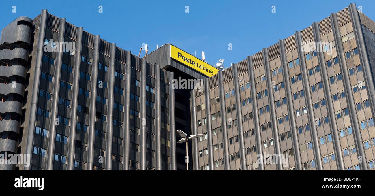 Poste italiane - insegna con il logo delle poste italiane, facciata moderna, edificio della sede centrale, architettura anni '1970. EUR, Roma, Italia, Europa, cielo blu, copia spazio Foto Stock