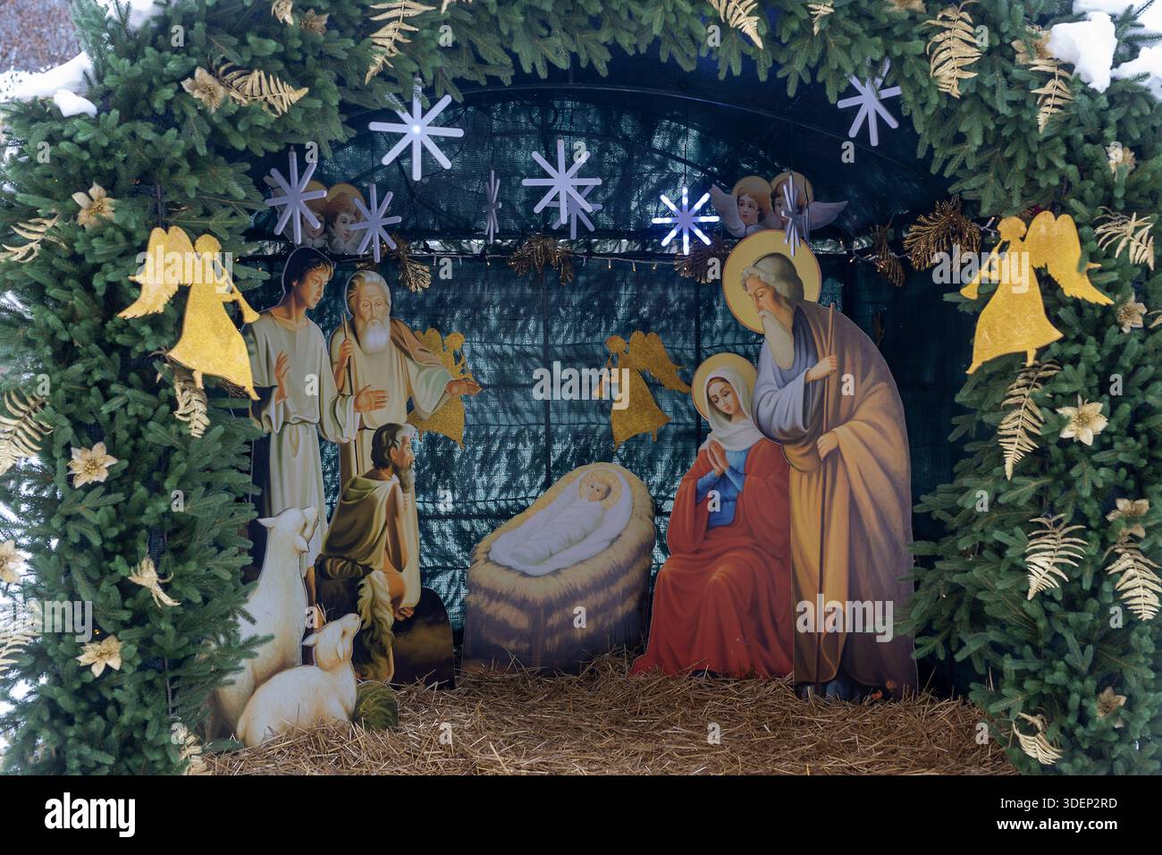 Mosca, Russia, 7 gennaio 2026, grande presepe all'aperto con figure dipinte d'oro di Maria, Giuseppe, Gesù bambino, pastori, angeli, e animali f Foto Stock