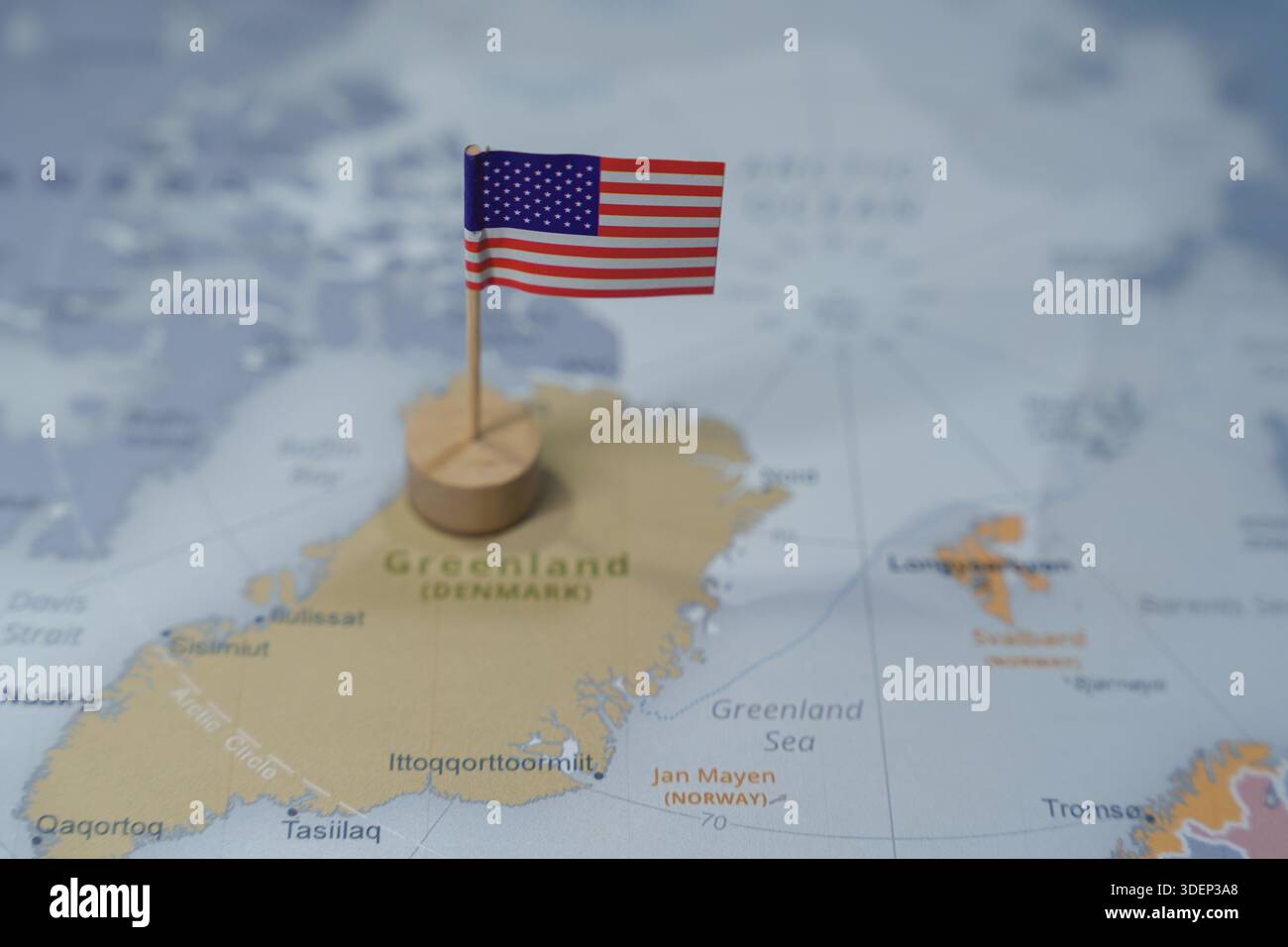 Bandiera degli Stati Uniti fissata sulla mappa politica della Groenlandia nella regione artica. Dati delle mappe per gentile concessione di CIA World Factbook, risorsa di dominio pubblico. Alta qualita' Foto Stock