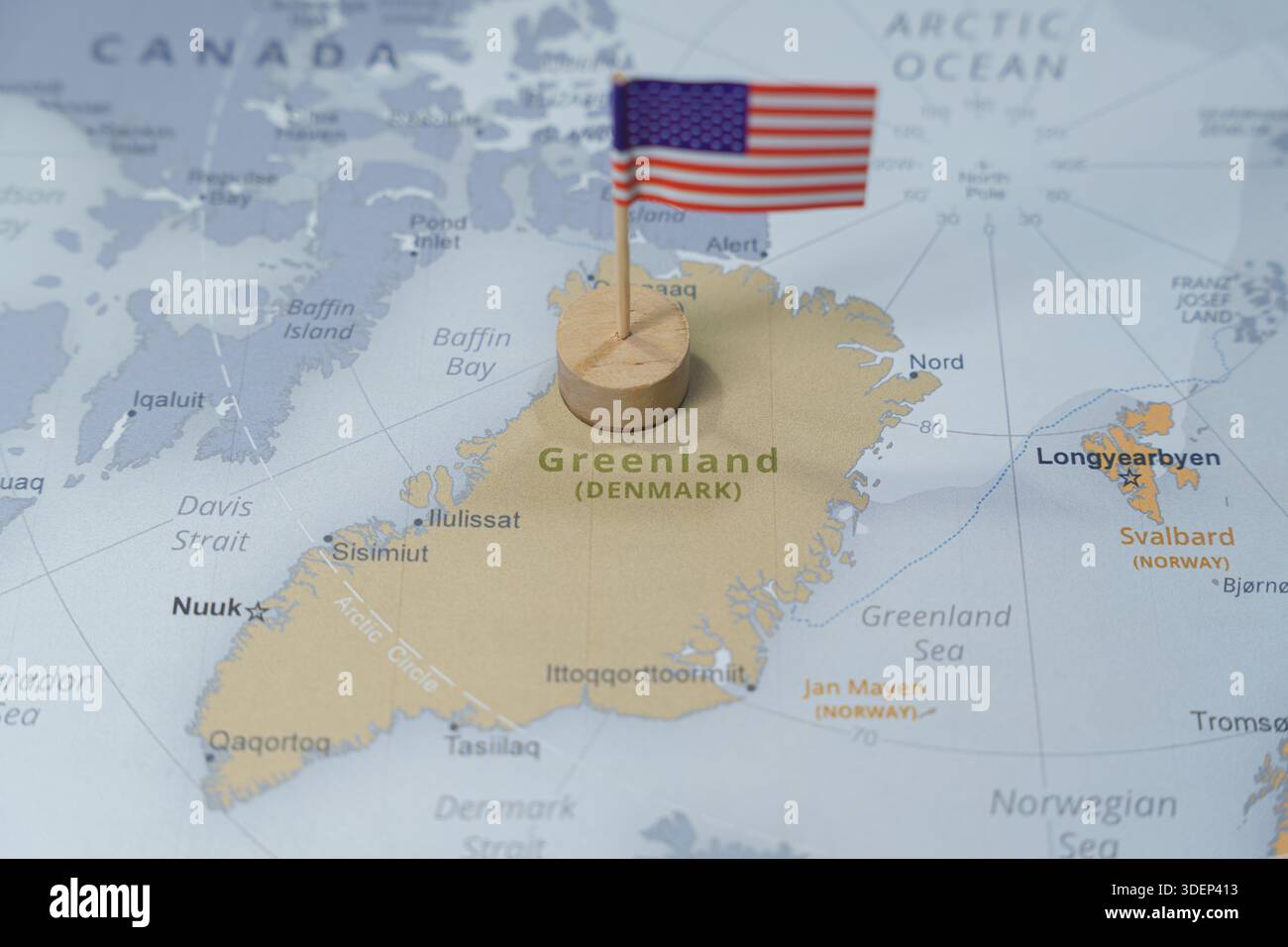 Bandiera degli Stati Uniti fissata sulla mappa politica della Groenlandia nella regione artica. Dati delle mappe per gentile concessione di CIA World Factbook, risorsa di dominio pubblico. Alta qualita' Foto Stock