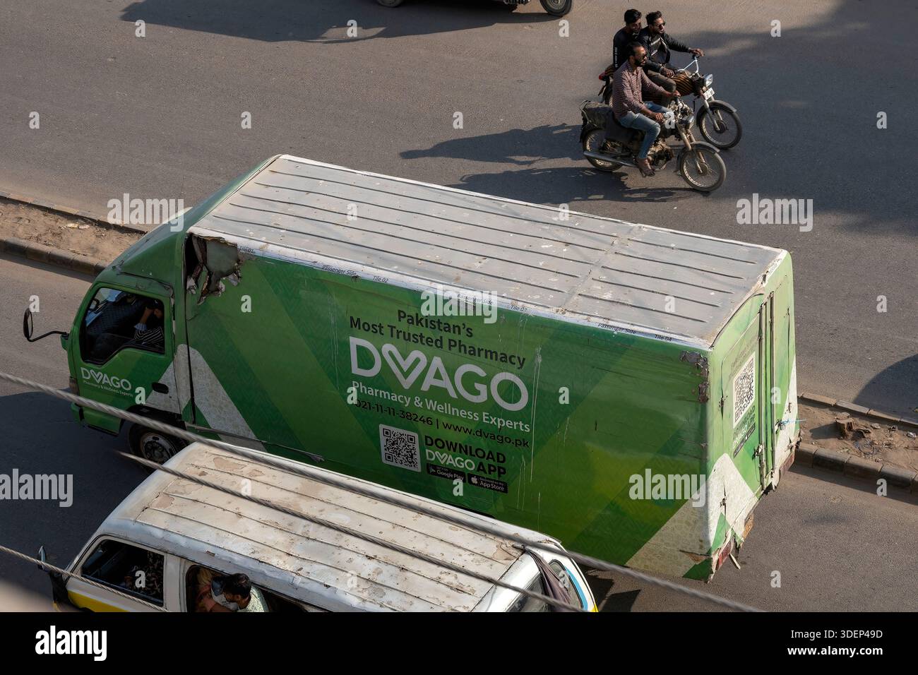 Karachi, Pakistan - 10 dicembre 2025: Dvago Medical supply van. Cure mediche di emergenza Foto Stock