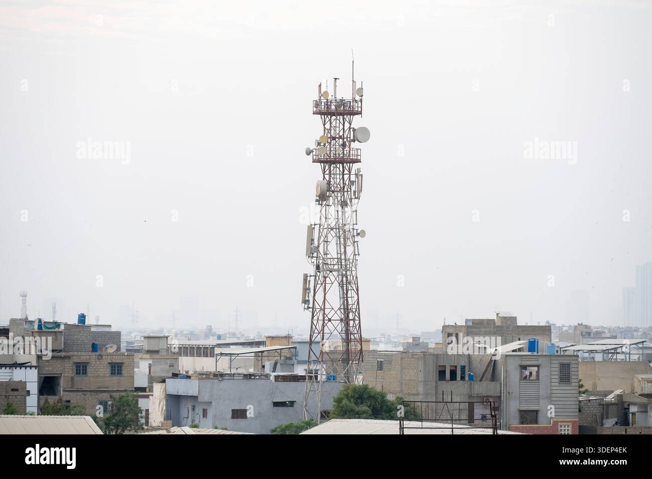 Karachi, Pakistan - trasmettitore antenna di comunicazione wireless 4G e 5G. Torre di telecomunicazione con antenna isolata su ba bianca Foto Stock