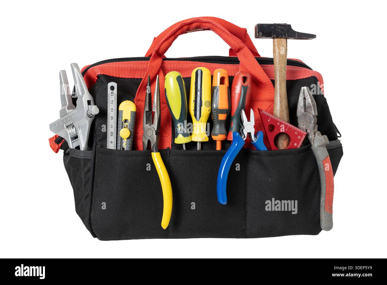 Borsa portautensili in tessuto rosso e nero che contiene un assortimento di utensili manuali isolati su sfondo bianco Foto Stock