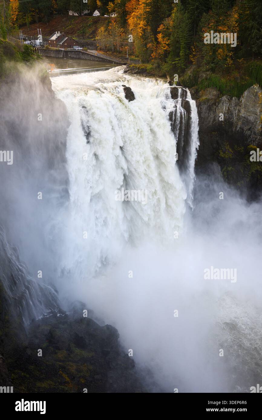 Cascate di Snoqualmie che si tuffano in una grande cascata in autunno con nebbia Foto Stock