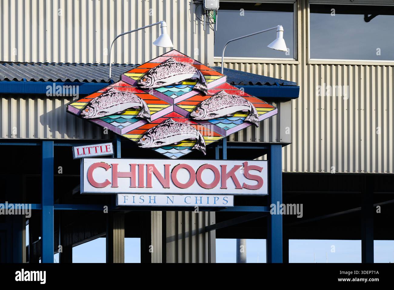 Seattle, Washington, USA - 9 novembre 2025; firma con il logo del pesce al ristorante Little Chinook's Fish N Chips al Salmon Bay Foto Stock